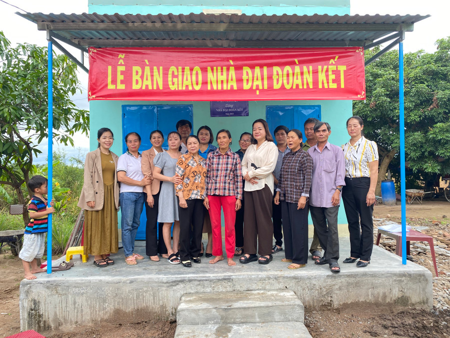 Ủy ban MTTQ Việt Nam phường Hòa Bình (thị xã Ayun Pa) đã tổ chức lễ bàn giao nhà “Đại đoàn kết” cho hộ nghèo gia đình chị Huỳnh Thị Hiếu trú tại tổ 1. Ảnh: Nguyễn Sang Ủy ban MTTQ Việt Nam phường Hòa Bình (thị xã Ayun Pa) đã tổ chức lễ bàn giao nhà “Đại đoàn kết” cho hộ nghèo gia đình chị Huỳnh Thị Hiếu trú tại tổ 1. Ảnh: Nguyễn Sang