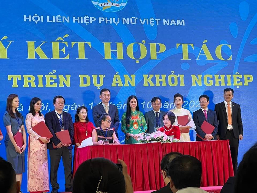 Ký kết hợp tác phát triển dự án khởi nghiệp, trong đó có dự án của phụ nữ tỉnh Gia Lai. Ảnh: Bích Ngọc Ký kết hợp tác phát triển dự án khởi nghiệp, trong đó có dự án của phụ nữ tỉnh Gia Lai. Ảnh: Bích Ngọc