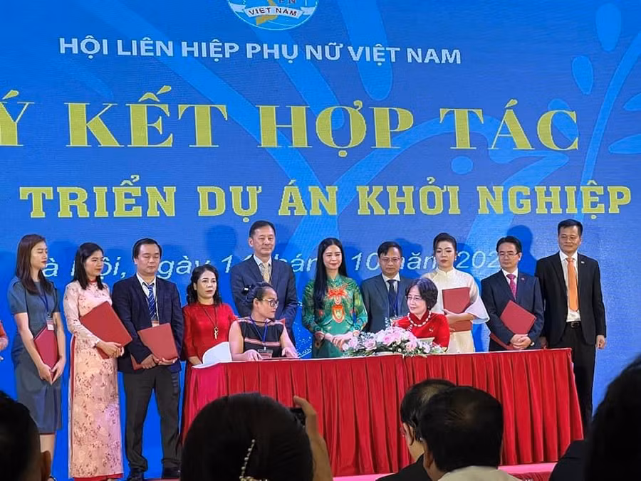 Ký kết hợp tác phát triển dự án khởi nghiệp, trong đó có dự án của phụ nữ tỉnh Gia Lai. Ảnh: Bích Ngọc