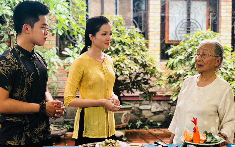 Nghệ nhân ẩm thực Mai Thị Trà (bìa phải) giới thiệu các món ăn đặc trưng Huế. Ảnh nguồn Báo Nhân Dân. Nghệ nhân ẩm thực Mai Thị Trà (bìa phải) giới thiệu các món ăn đặc trưng Huế. Ảnh nguồn Báo Nhân Dân.