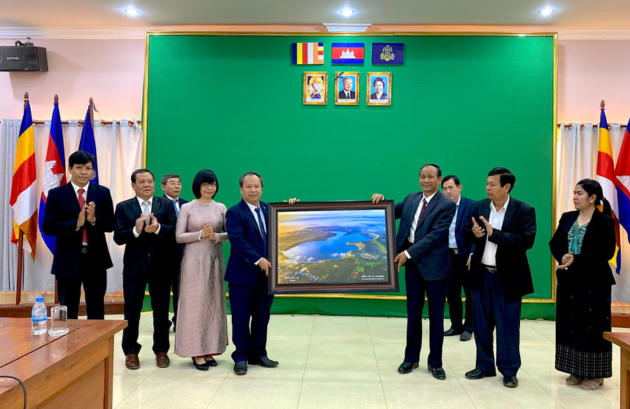 Phó Bí thư Thường trực Tỉnh ủy Châu Ngọc Tuấn thay mặt Đảng bộ, chính quyền và Nhân dân tỉnh Gia Lai thăm, chúc Tết, tặng quà chính quyền, Nhân dân tỉnh Stung Treng. Ảnh: Hà Duy