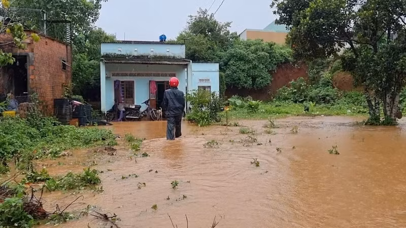 Nước tràn vào nhà dân tại hẻm 55 (tổ 3, phường Phù Đổng) mỗi khi mưa đến. Ảnh: Sang Phương