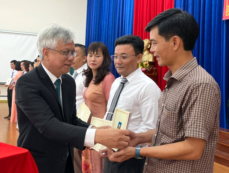 PGS.TS Lê Văn Đính-Phó Giám đốc Học viện Chính trị khu vực III trao bằng tốt nghiệp cho các học viên. Ảnh: Lam Nguyên