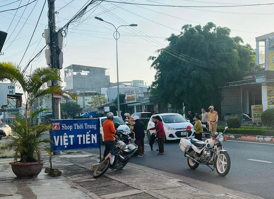 Chiến sĩ Đội Cảnh sát Giao thông (Công an thị xã Ayun Pa) cùng người dân hỗ trợ sản phụ đến Trung tâm Y tế kịp thời. Ảnh người dân cung cấp