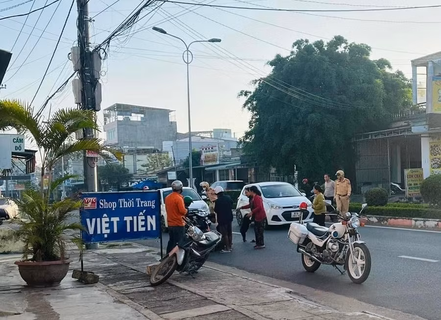 Chiến sĩ Đội Cảnh sát Giao thông (Công an thị xã Ayun Pa) cùng người dân hỗ trợ sản phụ đến Trung tâm Y tế kịp thời. Ảnh người dân cung cấp