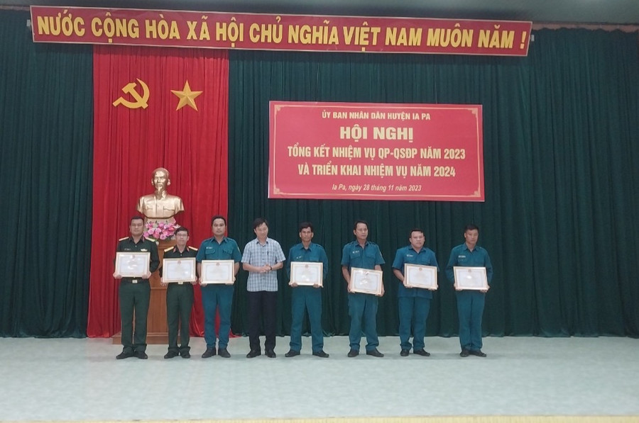 Chủ tịch UBND huyện Ia Pa Huỳnh Văn Trường tặng giấy khen cho các tập thể đạt thành tích trong phong trào thi đua quyết thắng năm 2023. Ảnh: Mai Linh Chủ tịch UBND huyện Ia Pa Huỳnh Văn Trường tặng giấy khen cho các tập thể đạt thành tích trong phong trào thi đua quyết thắng năm 2023. Ảnh: Mai Linh