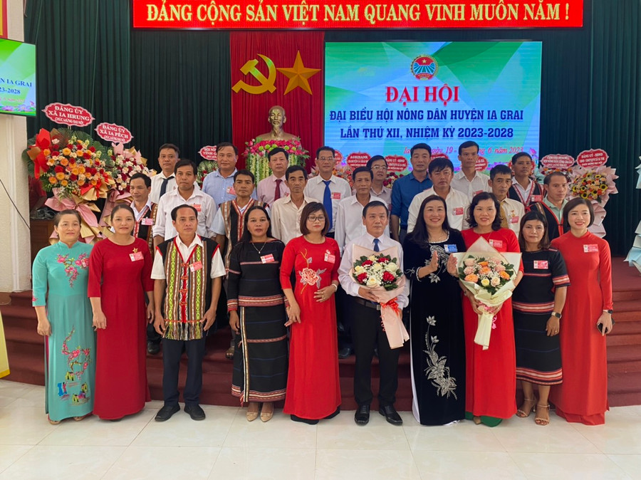Ban Chấp hành Hội Nông dân huyện Ia Grai khóa mới ra mắt tại đại hội. Ảnh: Phương Lộc