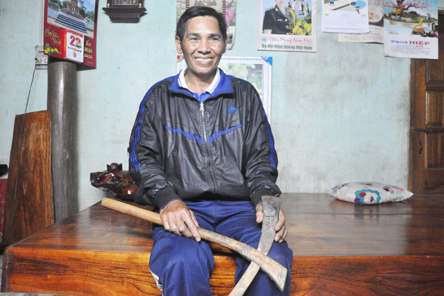 Ông Đinh Hmunh và chiếc rìu từng khai thác gỗ xây Lăng Bác năm xưa. Ảnh: N.A.M Ông Đinh Hmunh và chiếc rìu từng khai thác gỗ xây Lăng Bác năm xưa. Ảnh: N.A.M