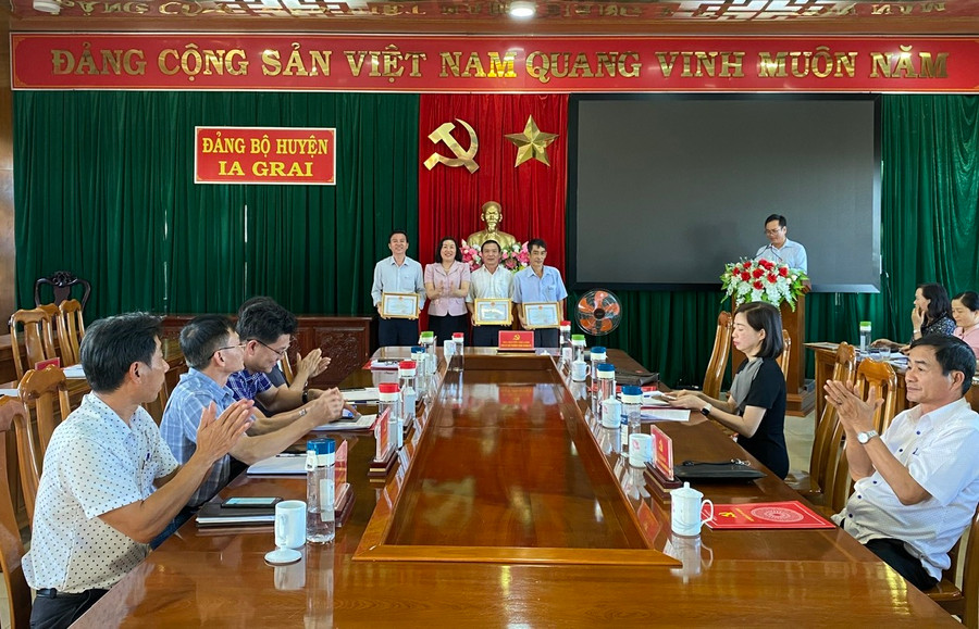 Các cá nhân có thành tích xuất sắc được tặng giấy khen của Chủ tịch UBND huyện. Ảnh: Phương Lộc Các cá nhân có thành tích xuất sắc được tặng giấy khen của Chủ tịch UBND huyện. Ảnh: Phương Lộc