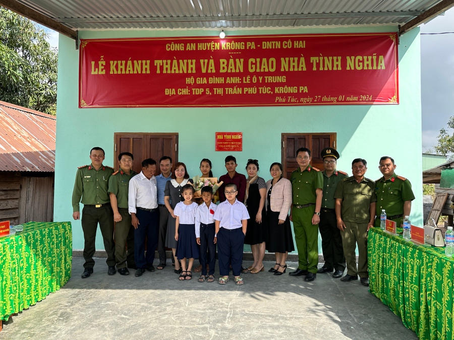 Đoàn công tác trao nhà cho gia đình anh Lê Ô Y Trung (tổ dân phố 5, thị trấn Phú Túc). Ảnh: Quang Ngọc