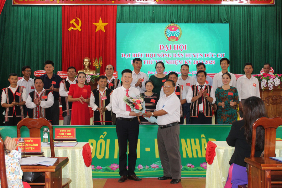 Ông Siu Thil-Phó Bí thư Thường trực Huyện ủy Đức Cơ tặng hoa chúc mừng tân Chủ tịch hội Nông dân huyện. Ảnh: Lê Văn Châu Ông Siu Thil-Phó Bí thư Thường trực Huyện ủy Đức Cơ tặng hoa chúc mừng tân Chủ tịch hội Nông dân huyện. Ảnh: Lê Văn Châu