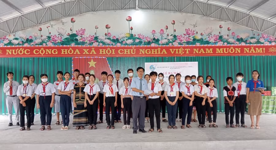 Các thành viên Câu lạc bộ Thủ lĩnh của sự thay đổi ra mắt tại buổi lễ. Ảnh: Nguyễn Chi