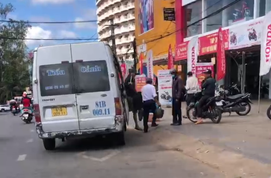 Lực lượng chức năng hóa trang, mật phục ghi hình xe khách vi phạm đón trả khách không đúng nơi quy định. Ảnh Công an cung cấp Lực lượng chức năng hóa trang, mật phục ghi hình xe khách vi phạm đón trả khách không đúng nơi quy định. Ảnh Công an cung cấp