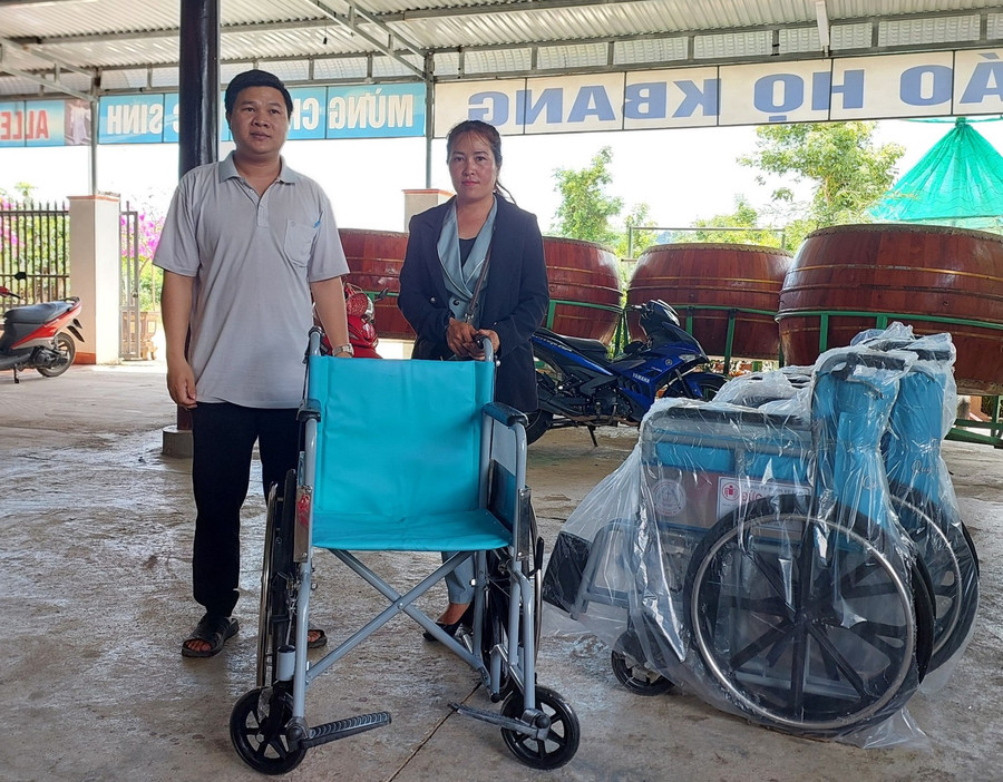 Đại diện đoàn công tác trao xe lăn cho gia đình người khuyết tật. Ảnh: Hồng Ngọc Đại diện đoàn công tác trao xe lăn cho gia đình người khuyết tật. Ảnh: Hồng Ngọc