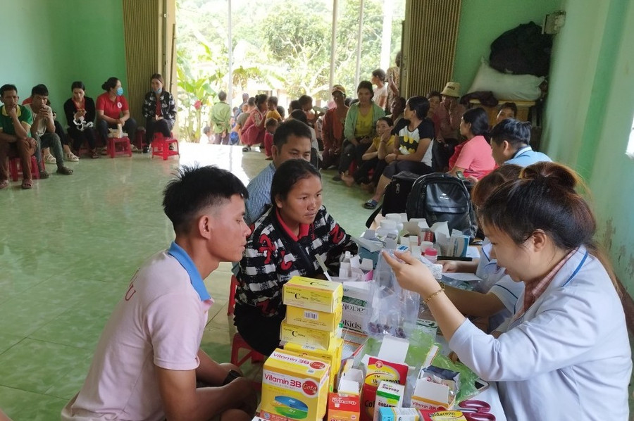 Người dân xã Hà Ra được khám bệnh, phát thuốc miễn phí. Ảnh: Hồng Ngọc Người dân xã Hà Ra được khám bệnh, phát thuốc miễn phí. Ảnh: Hồng Ngọc