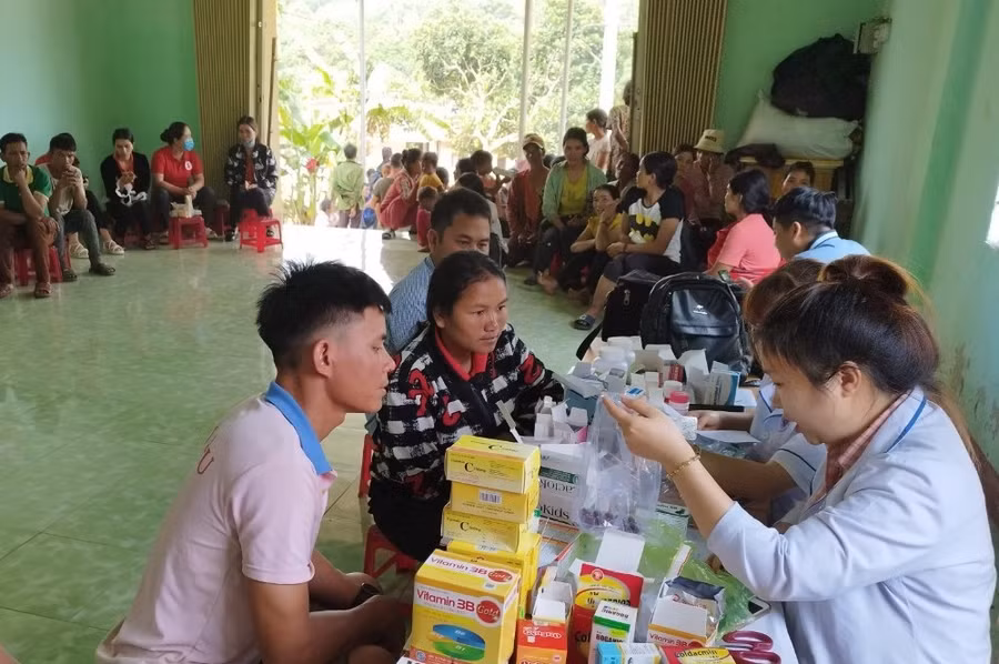 Người dân xã Hà Ra được khám bệnh, phát thuốc miễn phí. Ảnh: Hồng Ngọc