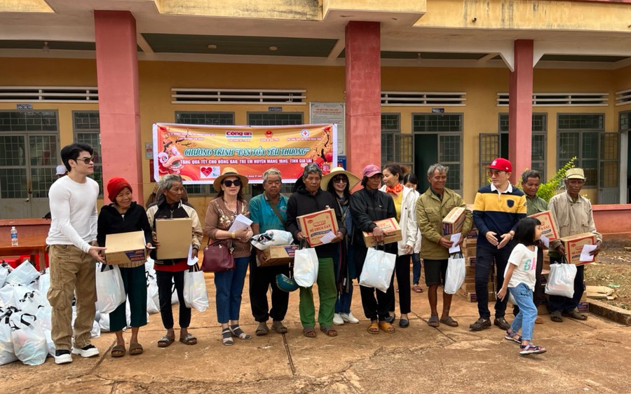 Đoàn công tác trao quà cho hộ nghèo tại xã Đak Trôi, huyện Mang Yang. Ảnh: Hồng Ngọc