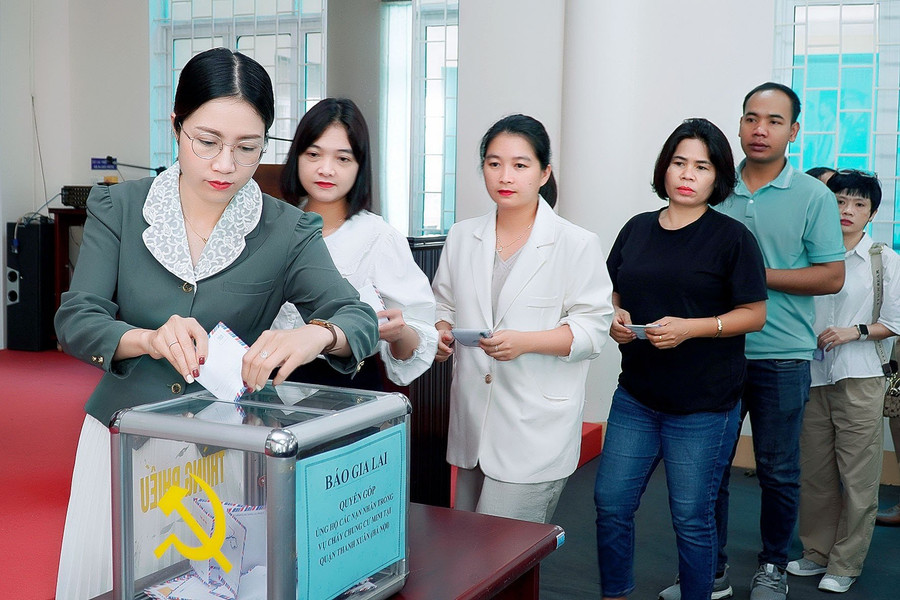 Những sẻ chia của người dân cả nước lúc này sẽ là nguồn động viên to lớn để các gia đình nạn nhân trong vụ cháy vượt qua khó khăn trước mắt. Ảnh: Đức Thụy