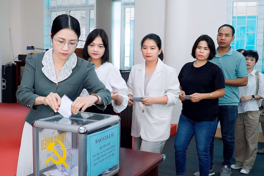 Những sẻ chia của người dân cả nước lúc này sẽ là nguồn động viên to lớn để các gia đình nạn nhân trong vụ cháy vượt qua khó khăn trước mắt. Ảnh: Đức Thụy