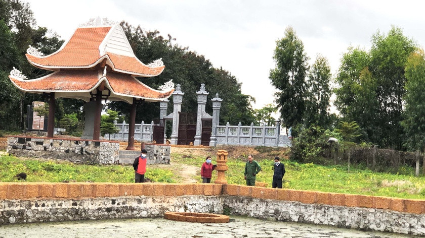 Khu di tích lịch sử Nền nhà-Hồ nước ông Nhạc đã được đầu tư xây dựng nhà bia tưởng niệm, kè đá hồ nước và cổng khang trang, bề thế. Ảnh: Ngọc Minh Khu di tích lịch sử Nền nhà-Hồ nước ông Nhạc đã được đầu tư xây dựng nhà bia tưởng niệm, kè đá hồ nước và cổng khang trang, bề thế. Ảnh: Ngọc Minh