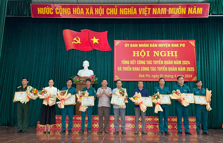 Các tập thể được tặng giấy khen có thành tích xuất sắc trong công tác tuyển chọn, gọi công dân nhập ngũ năm 2024. Ảnh: Tuyết Mai Các tập thể được tặng giấy khen có thành tích xuất sắc trong công tác tuyển chọn, gọi công dân nhập ngũ năm 2024. Ảnh: Tuyết Mai