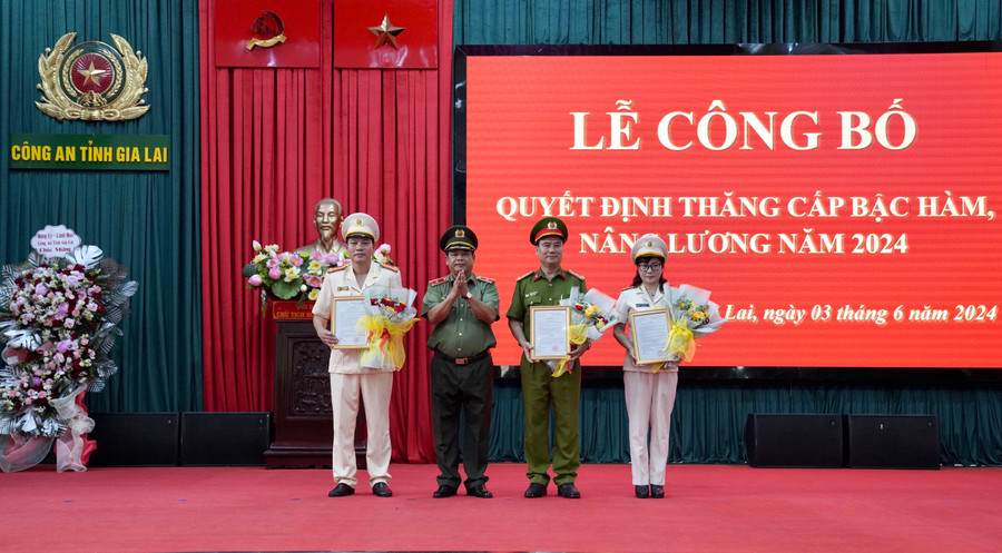 Thiếu tướng Rah Lan Lâm trao quyết định nâng lương cấp bậc hàm trước niên hạn 1 năm tại lễ công bố. Ảnh: Bảo Hân Thiếu tướng Rah Lan Lâm trao quyết định nâng lương cấp bậc hàm trước niên hạn 1 năm tại lễ công bố. Ảnh: Bảo Hân