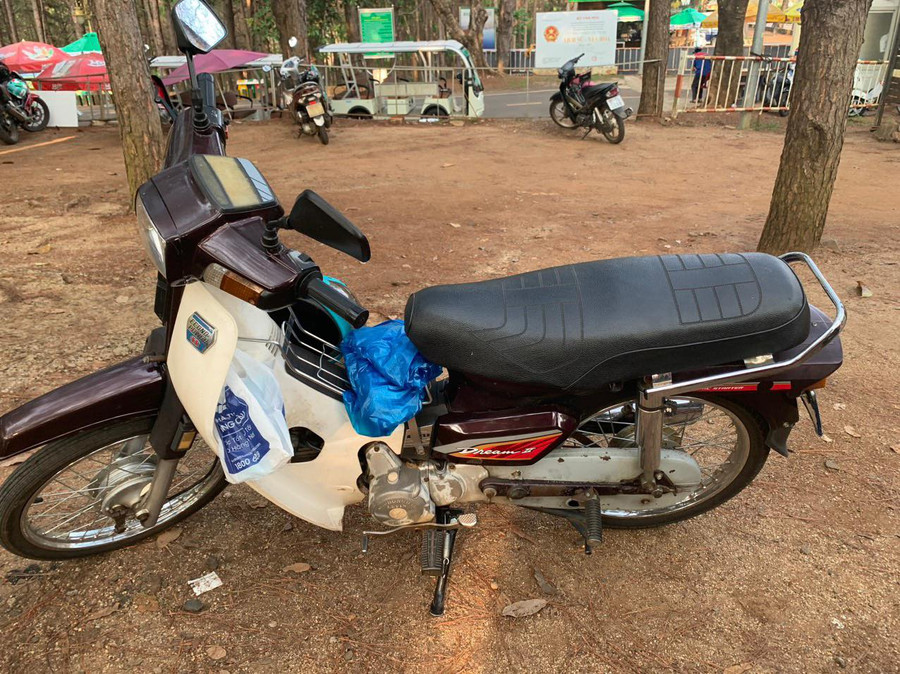 Chiếc xe máy mà nạn nhân gửi ở bãi gửi xe Khu di tích thắng cảnh Biển Hồ. Ảnh UBND xã Biển Hồ