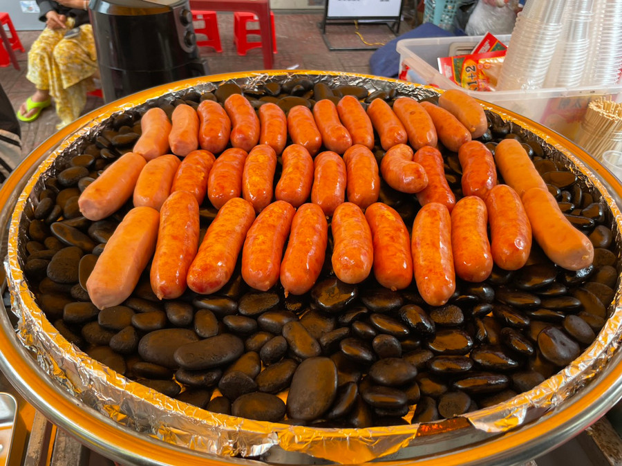 Món lạp xưởng nướng đá hấp dẫn và độc đáo. Ảnh: Bích Ngọc Món lạp xưởng nướng đá hấp dẫn và độc đáo. Ảnh: Bích Ngọc