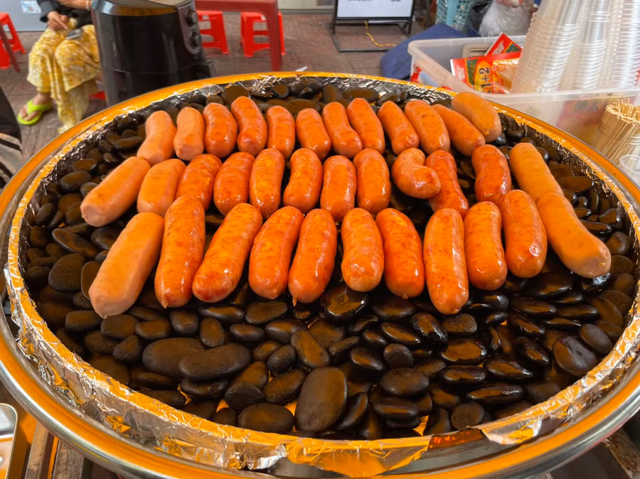 Món lạp xưởng nướng đá hấp dẫn và độc đáo. Ảnh: Bích Ngọc