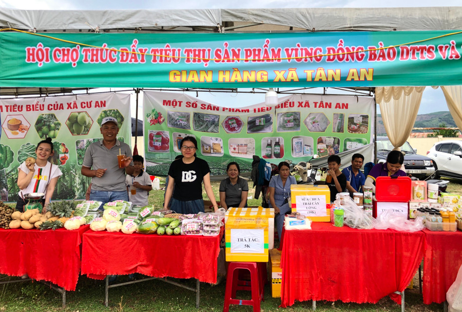 Các gian hàng tham gia tại hội chợ thúc đẩy tiêu thụ sản phẩm vùng đồng bào dân tộc thiểu số huyện Đak Pơ. Ảnh: Lan Anh