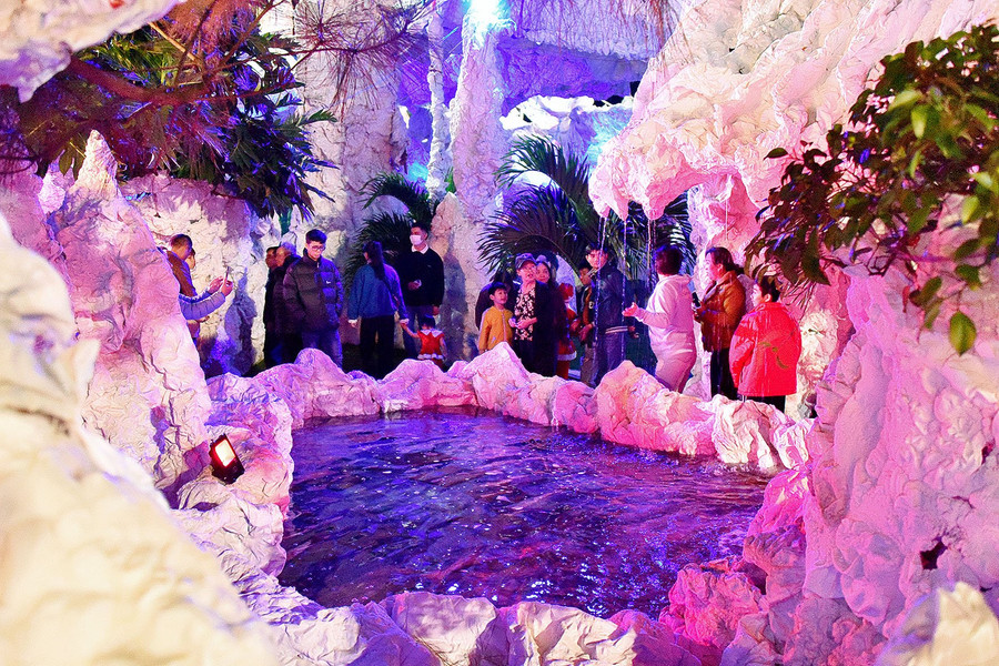 Cách bố trí tiểu cảnh đa dạng, đẹp mắt của Nhà thờ Thăng Thiên khiến du khách không khỏi thích thú.