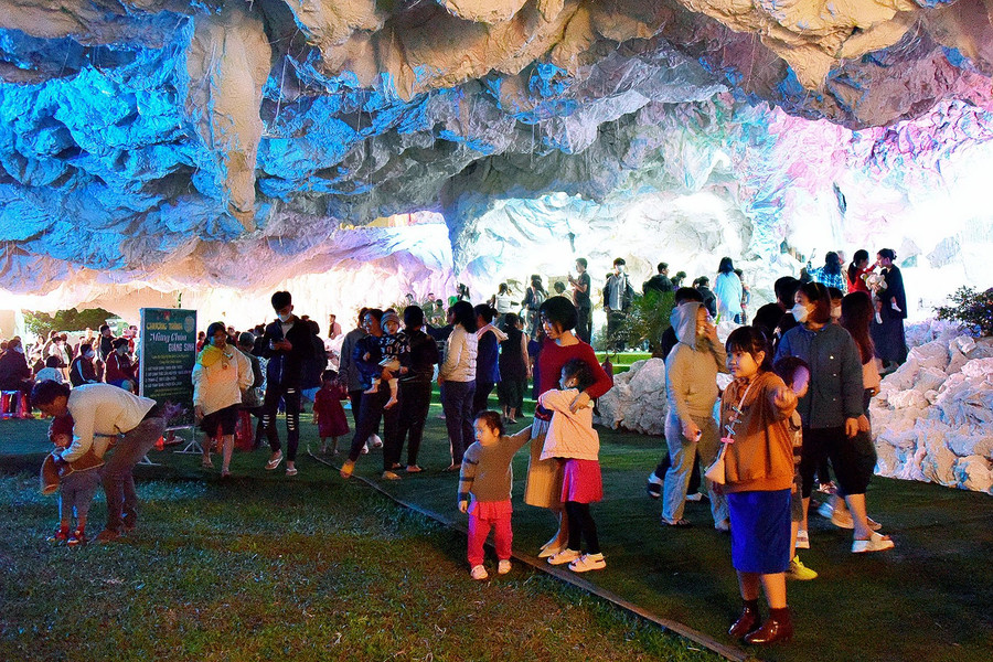 Giáng sinh 2023, Nhà thờ Thăng Thiên tạo điểm nhấn với cách trang trí hang đá trắng trải rộng trong khắp khuôn viên. Dù chưa tới lễ Giáng sinh nhưng mỗi tối, nhà thờ đón hàng trăm lượt giáo dân và người dân đến tham quan, chụp hình kỷ niệm.