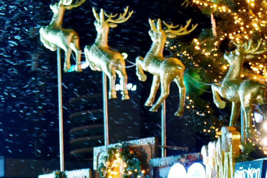 Không gian lung linh ánh sáng và sắc màu, mô phỏng tuyết rơi đầy lãng mạn tại Khách sạn Hoàng Anh Gia Lai.