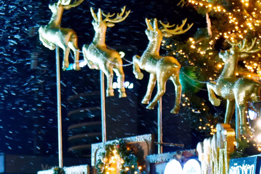 Không gian lung linh ánh sáng và sắc màu, mô phỏng tuyết rơi đầy lãng mạn tại Khách sạn Hoàng Anh Gia Lai.