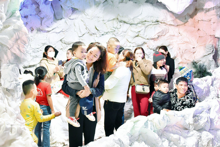 Người dân đến check-in tại những hang đá &quot;tuyết trắng&quot; tại Nhà thờ Thăng Thiên.