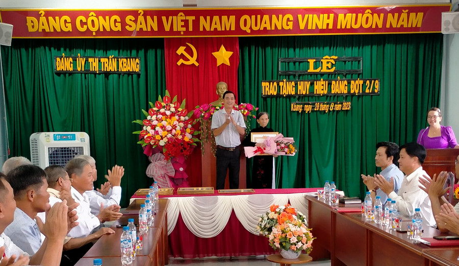 Quang cảnh buổi lễ trao huy hiệu Đảng tại Đảng ủy thị trấn Kbang. Ảnh: Hồng Hạnh