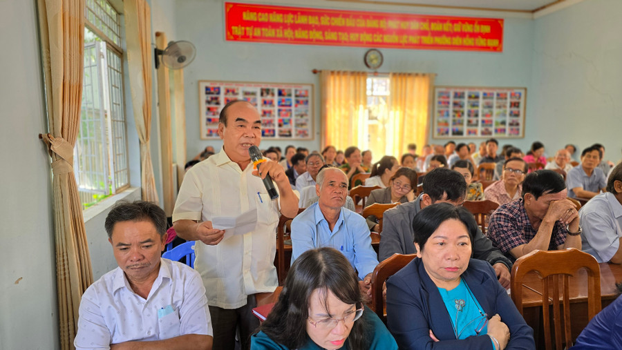 Cử tri nêu kiến nghị tại buổi tiếp xúc. Ảnh: Bá Bính Cử tri nêu kiến nghị tại buổi tiếp xúc. Ảnh: Bá Bính