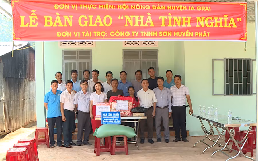 Hội Nông dân huyện Chư Sê trao căn nhà cho ông Puih Din. Ảnh: Phương Lộc