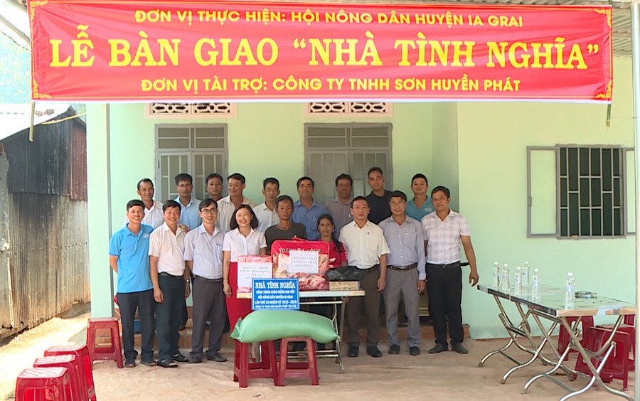 Hội Nông dân huyện Chư Sê trao căn nhà cho ông Puih Din. Ảnh: Phương Lộc