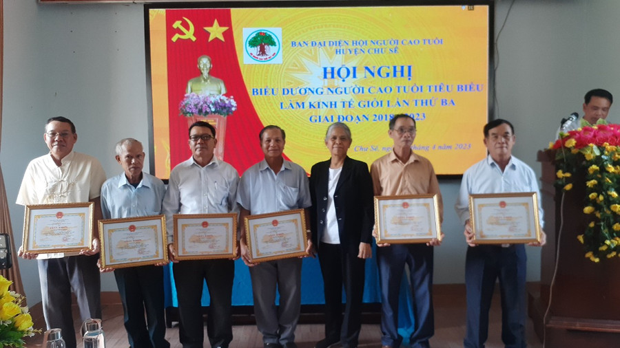 Người cao tuổi làm kinh tế giỏi giai đoạn 2018-2023 được tặng giấy khen của Chủ tịch UBND huyện. Ảnh: Hoàng Viên Người cao tuổi làm kinh tế giỏi giai đoạn 2018-2023 được tặng giấy khen của Chủ tịch UBND huyện. Ảnh: Hoàng Viên