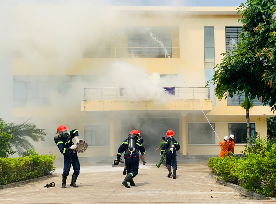 Các lực lượng diễn tập phương án chữa cháy tại Điện lực Ayun Pa. Ảnh: Nguyễn Sang