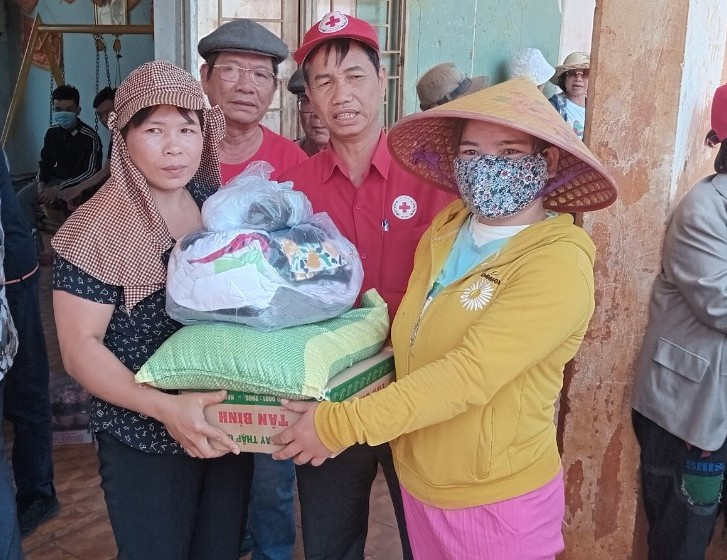 Đoàn công tác trao quà cho người dân huyện Chư Sê. Ảnh: Hồng Ngọc Đoàn công tác trao quà cho người dân huyện Chư Sê. Ảnh: Hồng Ngọc
