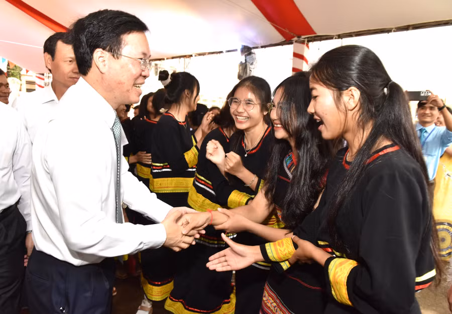 Chủ tịch nước Võ Văn Thưởng hỏi thăm, động viên các em học sinh Trường Dân tộc nội trú tỉnh Gia Lai. Ảnh: Đức Thụy Chủ tịch nước Võ Văn Thưởng hỏi thăm, động viên các em học sinh Trường Dân tộc nội trú tỉnh Gia Lai. Ảnh: Đức Thụy