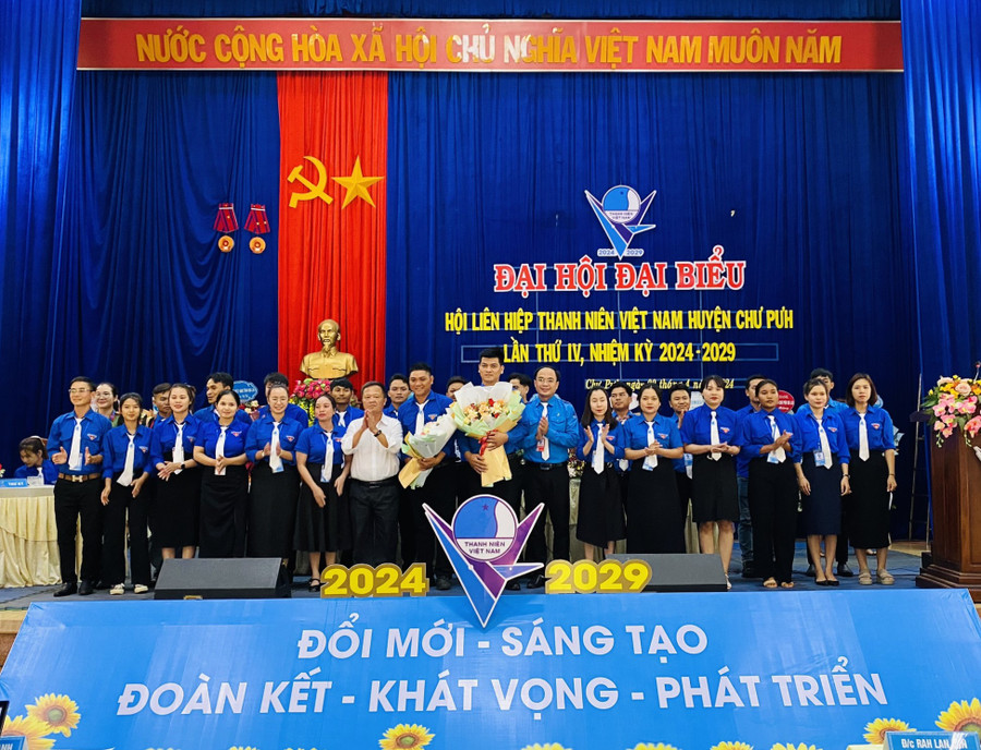 Ủy ban Hội LHTN Việt Nam huyện Chư Pưh khóa IV ra mắt tại đại hội. Ảnh: Hà Đức Thành Ủy ban Hội LHTN Việt Nam huyện Chư Pưh khóa IV ra mắt tại đại hội. Ảnh: Hà Đức Thành