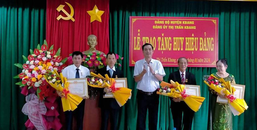 Chủ tịch UBND huyện Kbang Nguyễn Văn Dũng trao Huy hiệu 40 năm tuổi Đảng cho các đảng viên. Ảnh: Hồng Hạnh