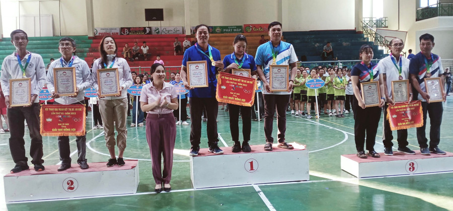 Ban tổ chức trao giải cho các đội xuất sắc. Ảnh: Lê Đại Ban tổ chức trao giải cho các đội xuất sắc. Ảnh: Lê Đại