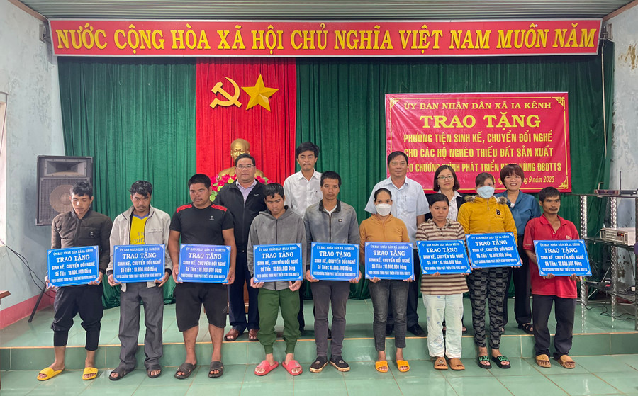 Lãnh đạo xã Ia Kênh trao bảng tượng trưng phương tiện sinh kế cho 9 hộ nghèo trên địa bàn. Ảnh: Bá Bính Lãnh đạo xã Ia Kênh trao bảng tượng trưng phương tiện sinh kế cho 9 hộ nghèo trên địa bàn. Ảnh: Bá Bính