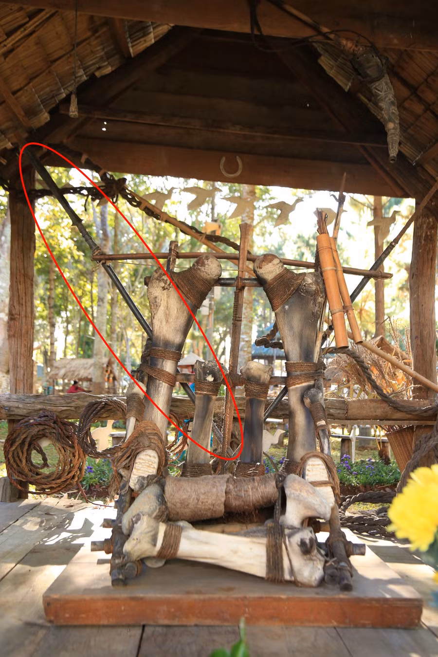 Cây lao trên ghế xương voi bị kẻ gian lấy trộm. Ảnh: Quang Thái