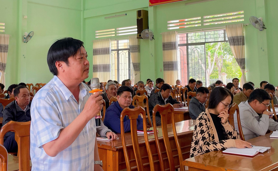 Hội viên nông dân nêu kiến nghị, đề xuất với lãnh đạo UBND huyện. Ảnh: Nguyễn Hiền