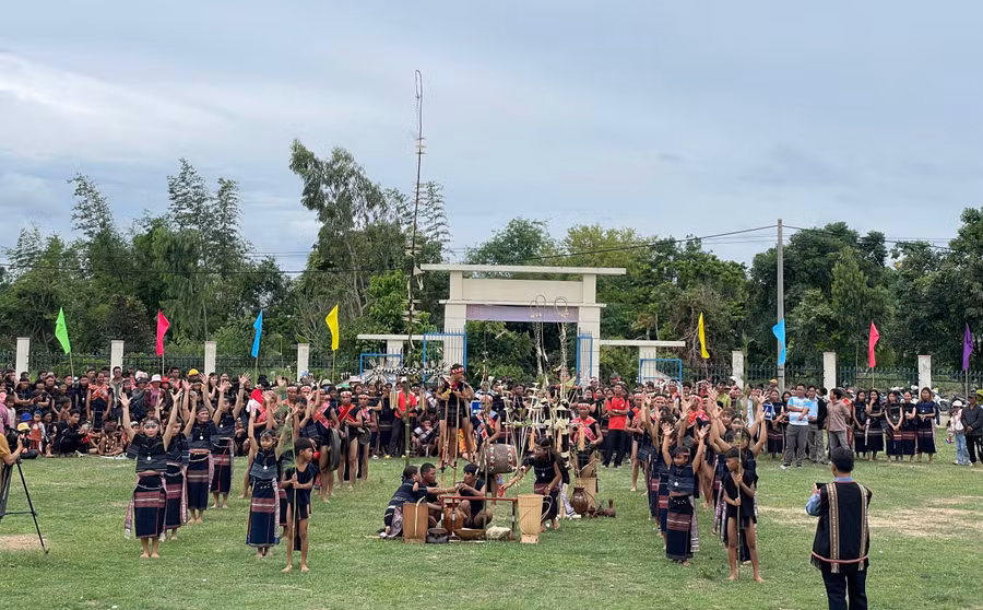 Phần trình diễn cồng chiêng của các nghệ nhân làng Kruối Chai. Ảnh: Tuyết Mai